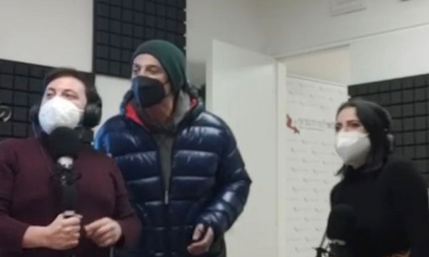 Fiorello stregato da Radio FM1, <br> la visita in diretta: «Fermo è bellissima, <br> meglio in discesa. Venite a teatro» (Video)