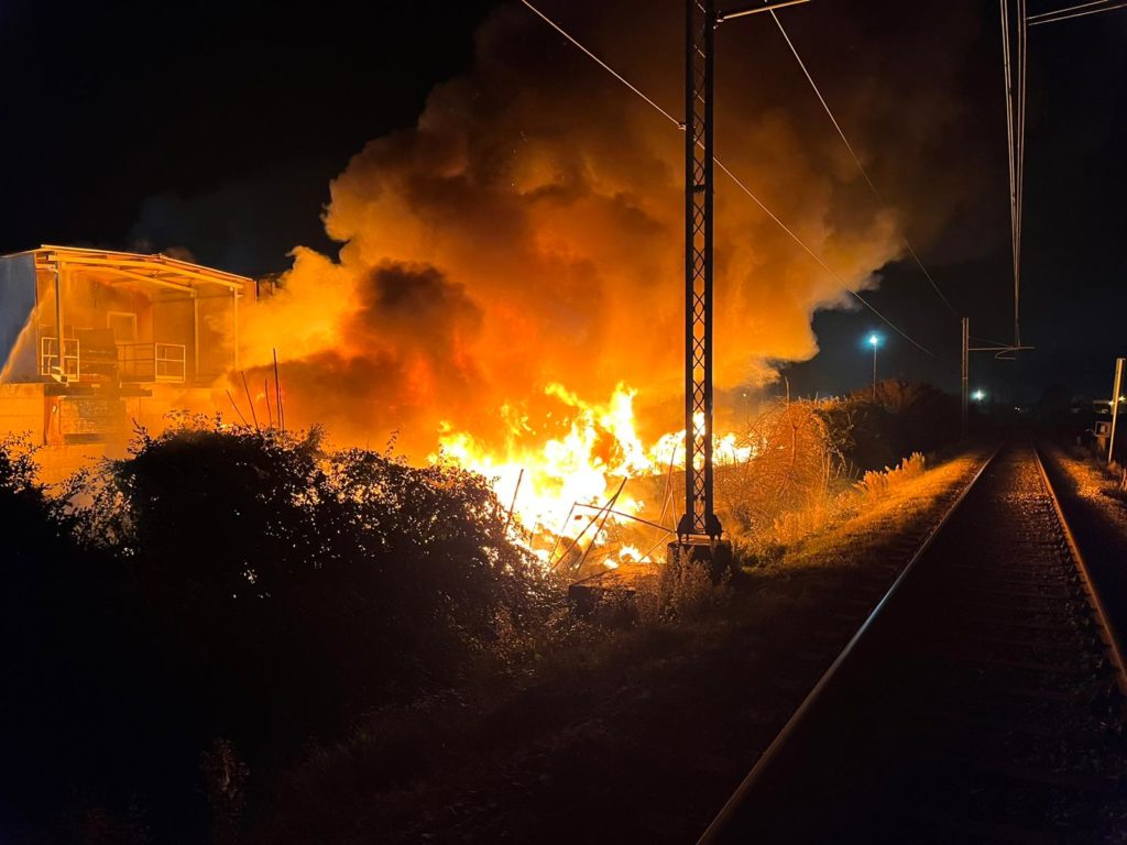 Incendio di Centobuchi, <br> altra giornata di lavoro <br> per i Vigili del fuoco <span> (Foto e video)