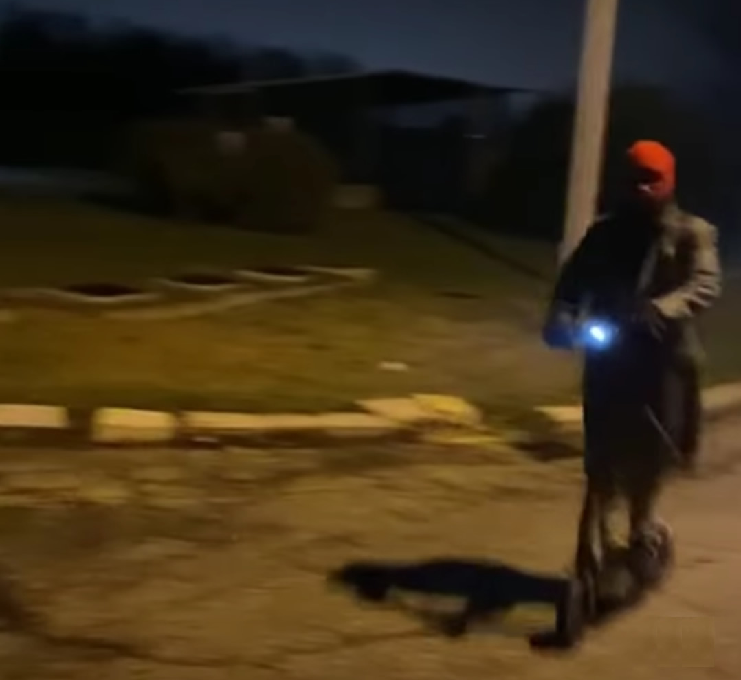 Con il monopattino di notte in superstrada: 21enne fermato e multato (Il video)