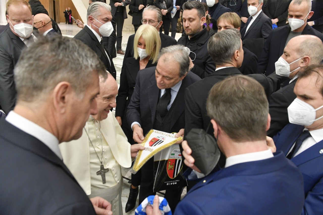 Il gagliardetto dell’Ascoli <br> ora ha la benedizione <br> di Papa Francesco