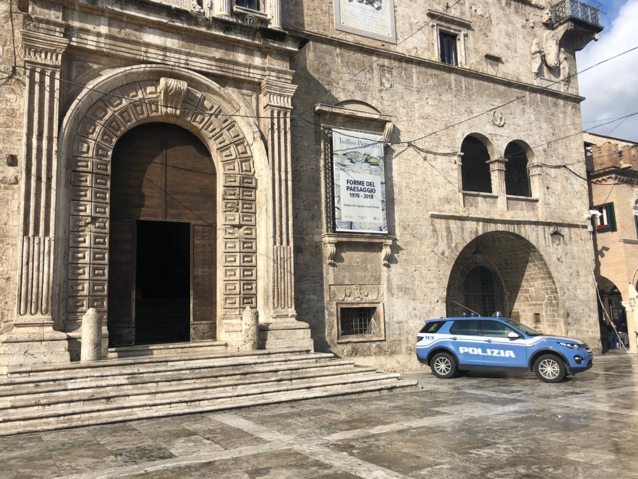 Movida molesta in Piazza del Popolo, ragazza colpita con uno sgabello