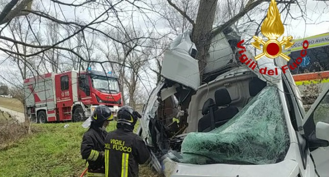Tragedia: furgone si schianta contro un albero, muore un 16enne di Monte Urano