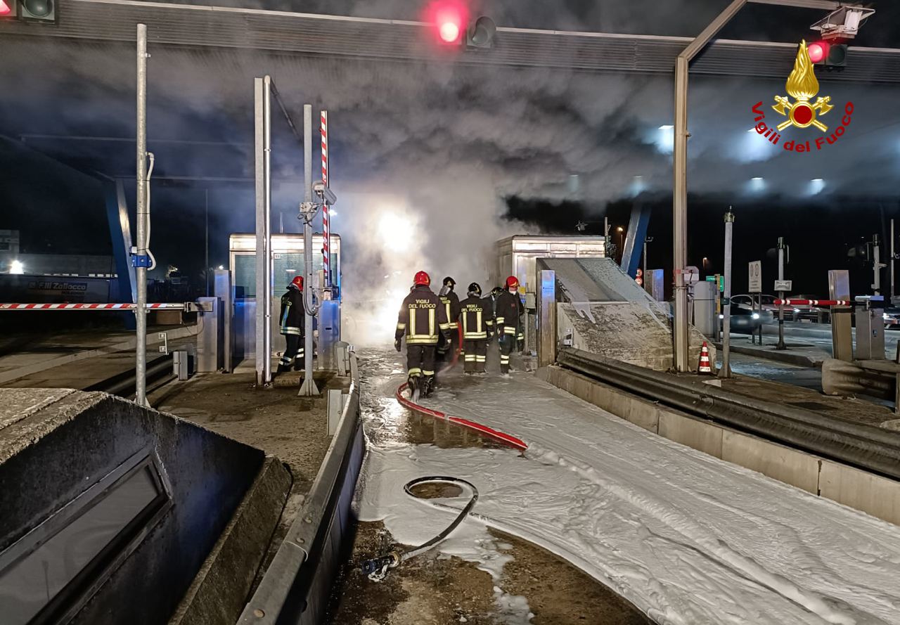 Auto a fuoco all’uscita dell’A14: in fiamme anche il casello