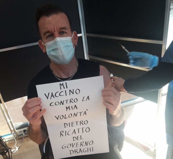Al centro vaccini col cartello di protesta: <br> «È un ricatto e lo faccio <br> contro la mia volontà, <br> ma non sono un no vax» Al centro vaccini col cartello di protesta: <br> «È un ricatto e lo faccio <br> contro la mia volontà, <br> ma non sono un no vax»
