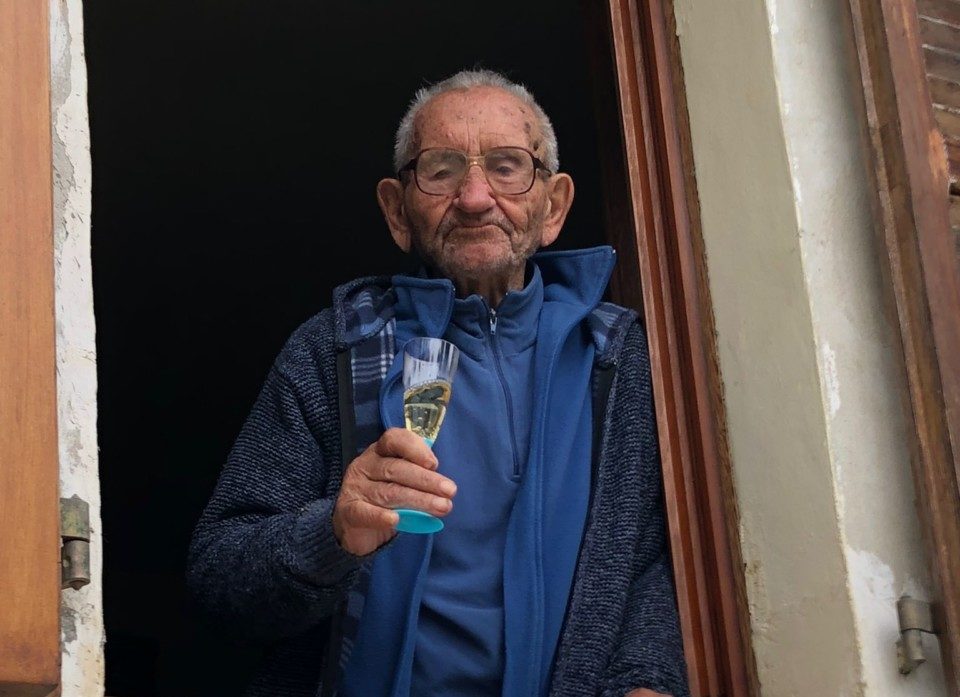 La guerra, l’Alaska, <br> le miniere, il Covid: <br> nonno Arturo compie 100 anni <br> Una vita da film <br> insieme alla sua Viola