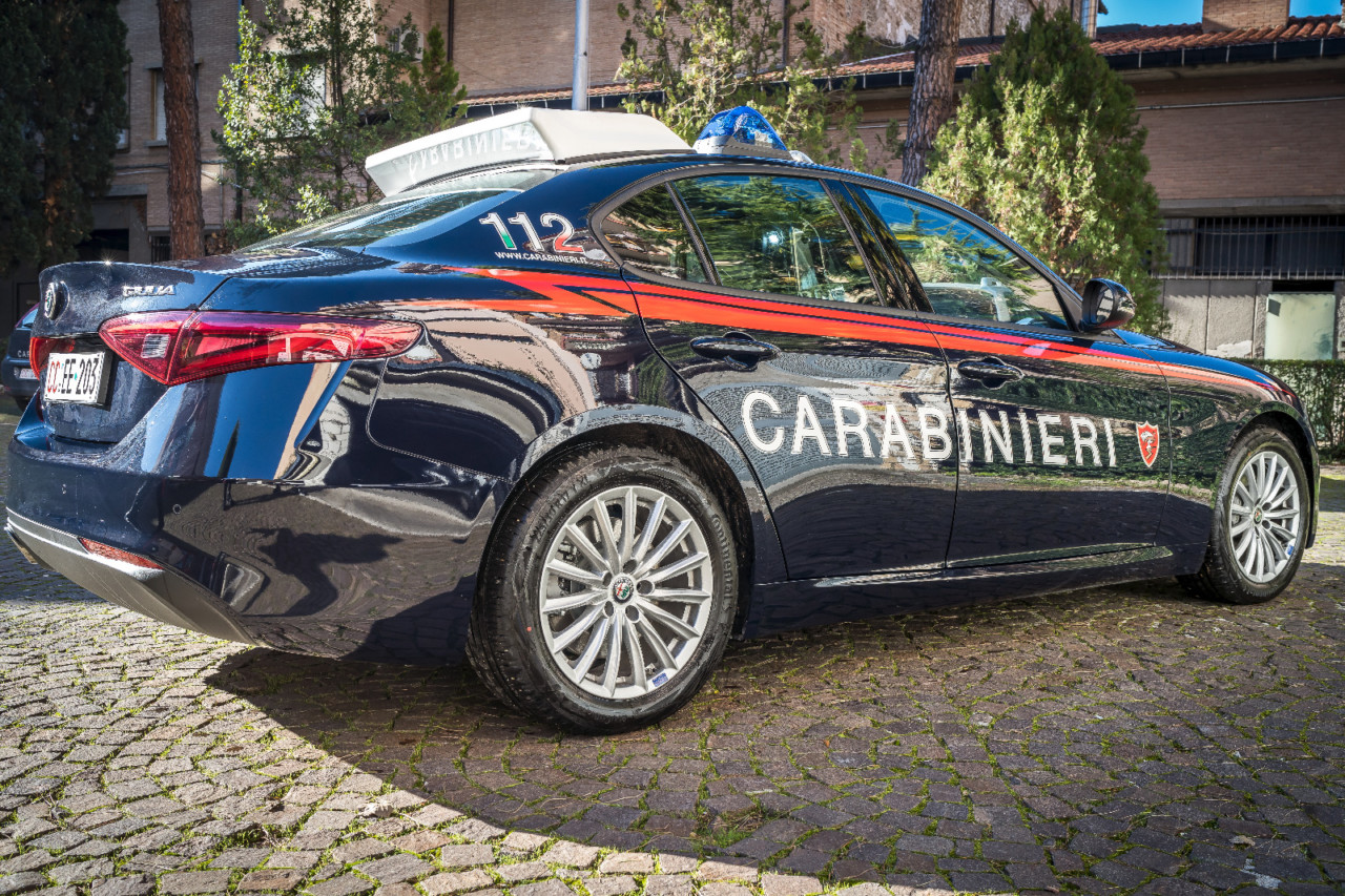 Dà una testata alla moglie, scappa dai Carabinieri e si schianta: arrestato un 45enne