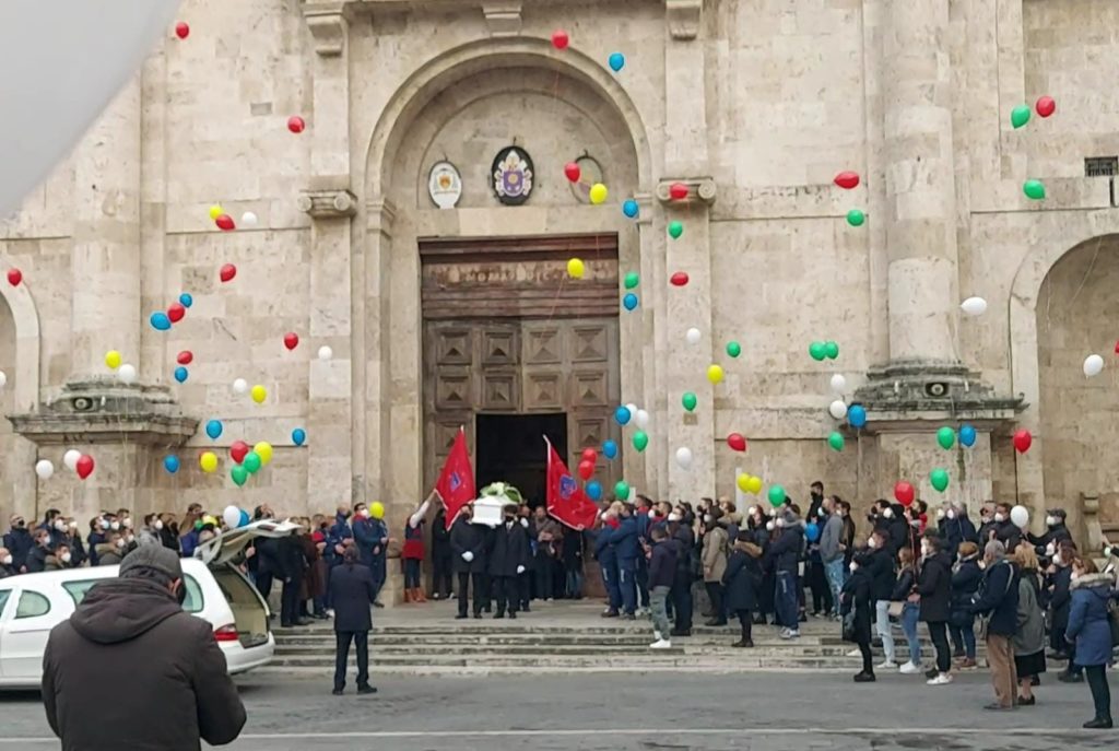 Simone Eleuteri: in Cattedrale <br> l’ultimo struggente saluto all’amico <br> a cui tutti volevano bene <span> (Foto e video)
