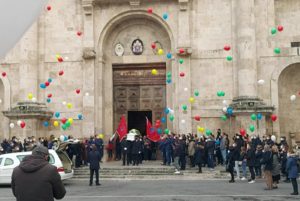 Simone Eleuteri: in Cattedrale <br> l’ultimo struggente saluto all’amico <br> a cui tutti volevano bene <span> (Foto e video) Simone Eleuteri: in Cattedrale <br> l’ultimo struggente saluto all’amico <br> a cui tutti volevano bene <span> (Foto e video)