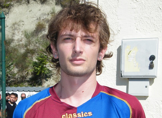 La città piange Simone Eleuteri, <br> se n’è andato a soli 31 anni <br> Il sindaco Fioravanti <br> suo ex compagno di squadra: <br> «Ascoli perde un leone <br> nel campo e nella vita» La città piange Simone Eleuteri, <br> se n’è andato a soli 31 anni <br> Il sindaco Fioravanti <br> suo ex compagno di squadra: <br> «Ascoli perde un leone <br> nel campo e nella vita»