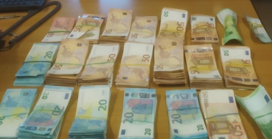Entrano in una casa, vengono scoperti e immobilizzano l’anziano: arrestati due fratelli