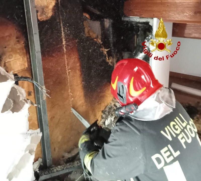 Mansarda a fuoco, momenti di paura a Colli del Tronto Mansarda a fuoco, momenti di paura a Colli del Tronto