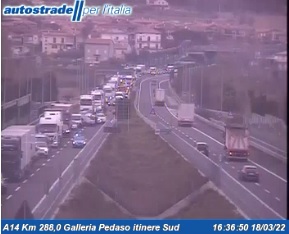 Incidente in galleria, coinvolto un camion: traffico bloccato in A14
