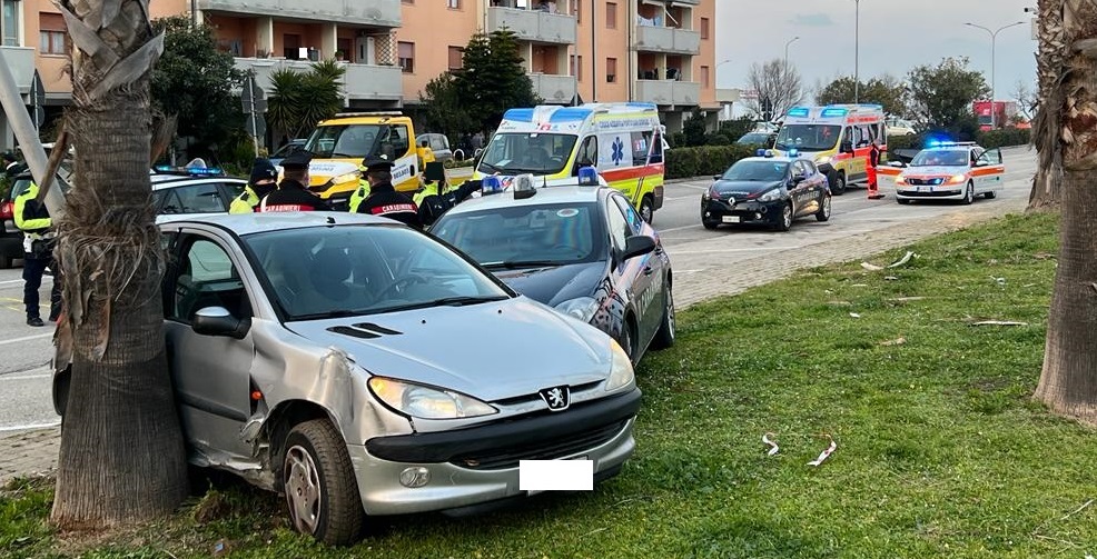 La folle fuga, l’inseguimento e l’auto rubata bloccata dai Carabinieri contro una palma: due fermati (Le foto)