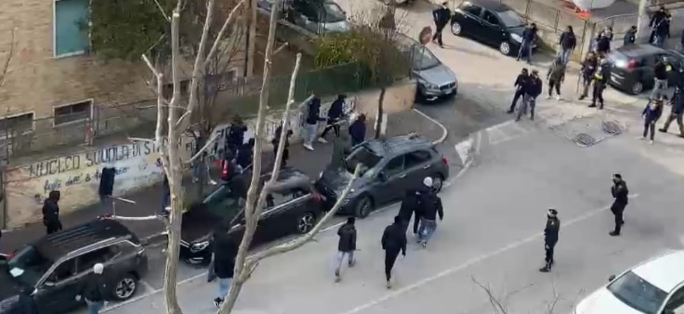 Fermana-Ancona Matelica: scontri tra tifosi nel prepartita, volano bottiglie e sassi (Video)
