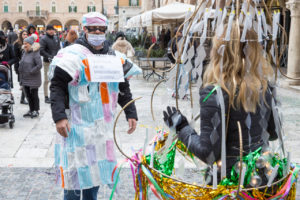 Martedì grasso, “me so mascherate lo stesso”: il battito del buonumore chiude il Carnevale <span> (Video e foto) </span>