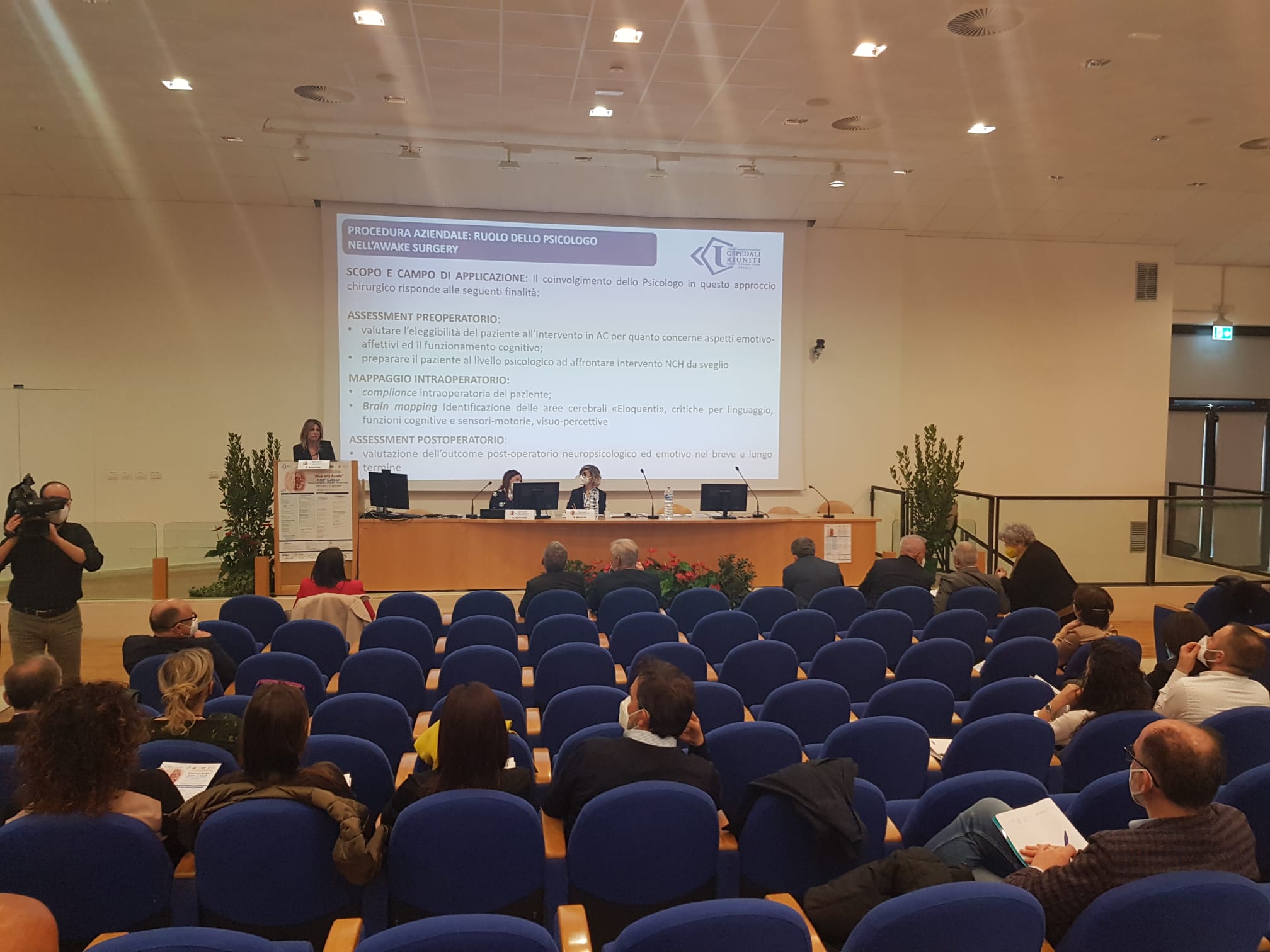 Operata al cervello a 24 anni, dialoga con i medici durante l’intervento