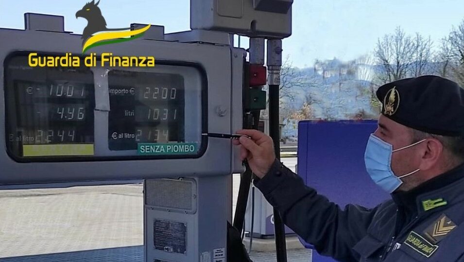 Caro benzina, controlli della Finanza: 1.000 euro di multa a un distributore