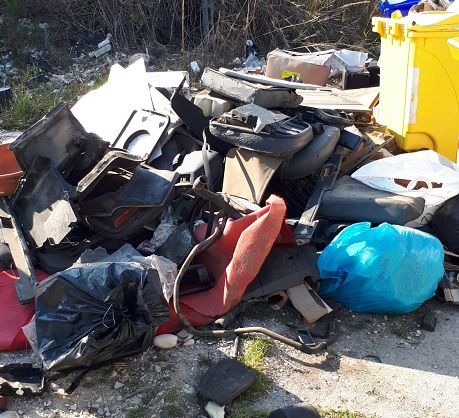 Discariche abusive anche con rifiuti speciali pericolosi: denuncia contro ignoti, indagini dei Carabinieri Discariche abusive anche con rifiuti speciali pericolosi: denuncia contro ignoti, indagini dei Carabinieri
