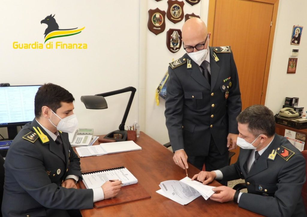 Ipotesi di corruzione: la Finanza sequestra denaro dai conti di due dipendenti della Provincia, quattro gli indagati <span> (Foto e video)