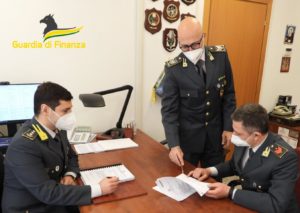 Ipotesi di corruzione: la Finanza sequestra denaro dai conti di due dipendenti della Provincia, quattro gli indagati <span> (Foto e video)