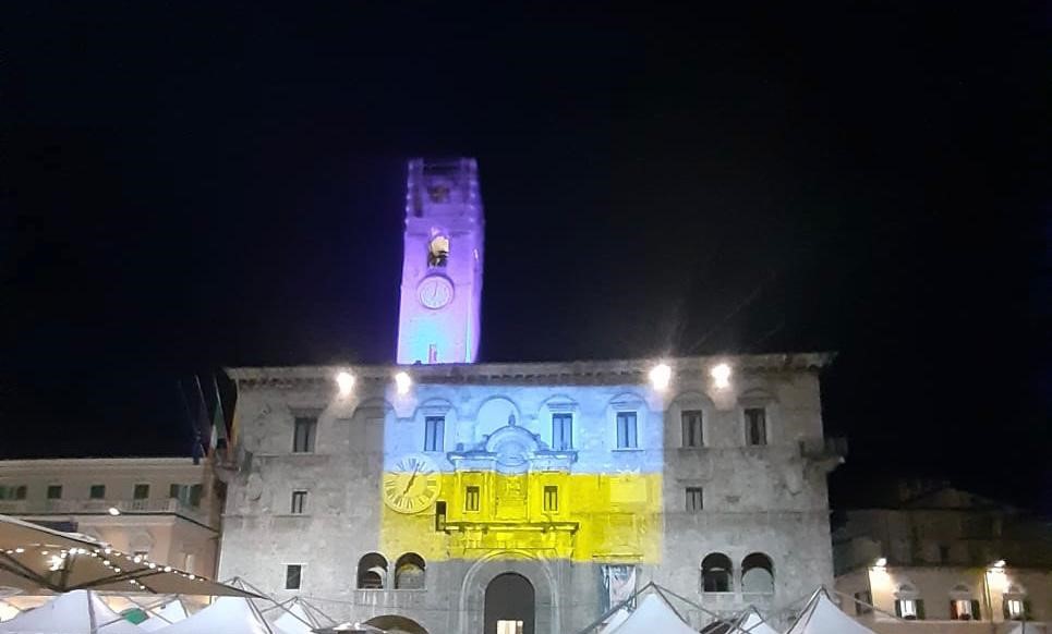 Il 118 compie 30 anni: la torre di Palazzo dei Capitani si tinge di blu