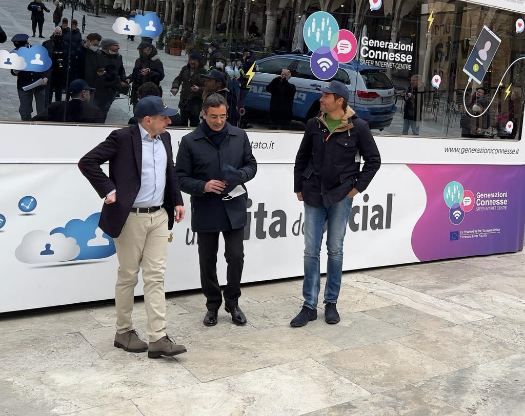 “Una vita da social”, messaggio della Polizia di Stato ai giovani <span> (Foto e video)