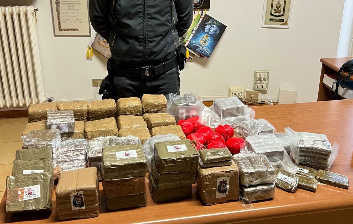 Il fiuto del cane antidroga fa scoprire 33 kg di hashish (Video)