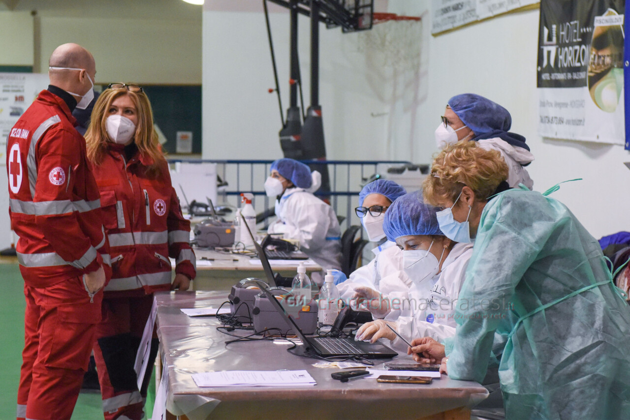 Covid, scendono i ricoveri ma non i decessi: nel Piceno sono stati due