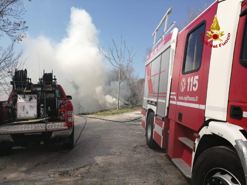 Fulmine a Castignano: scoppia l’incendio e arrivano i pompieri Fulmine a Castignano: scoppia l’incendio e arrivano i pompieri