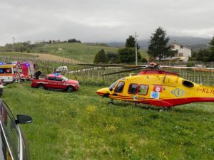 Cade per 20 metri in un dirupo: recuperato e caricato sull’eliambulanza con il verricello <span> (Video e foto) </span>