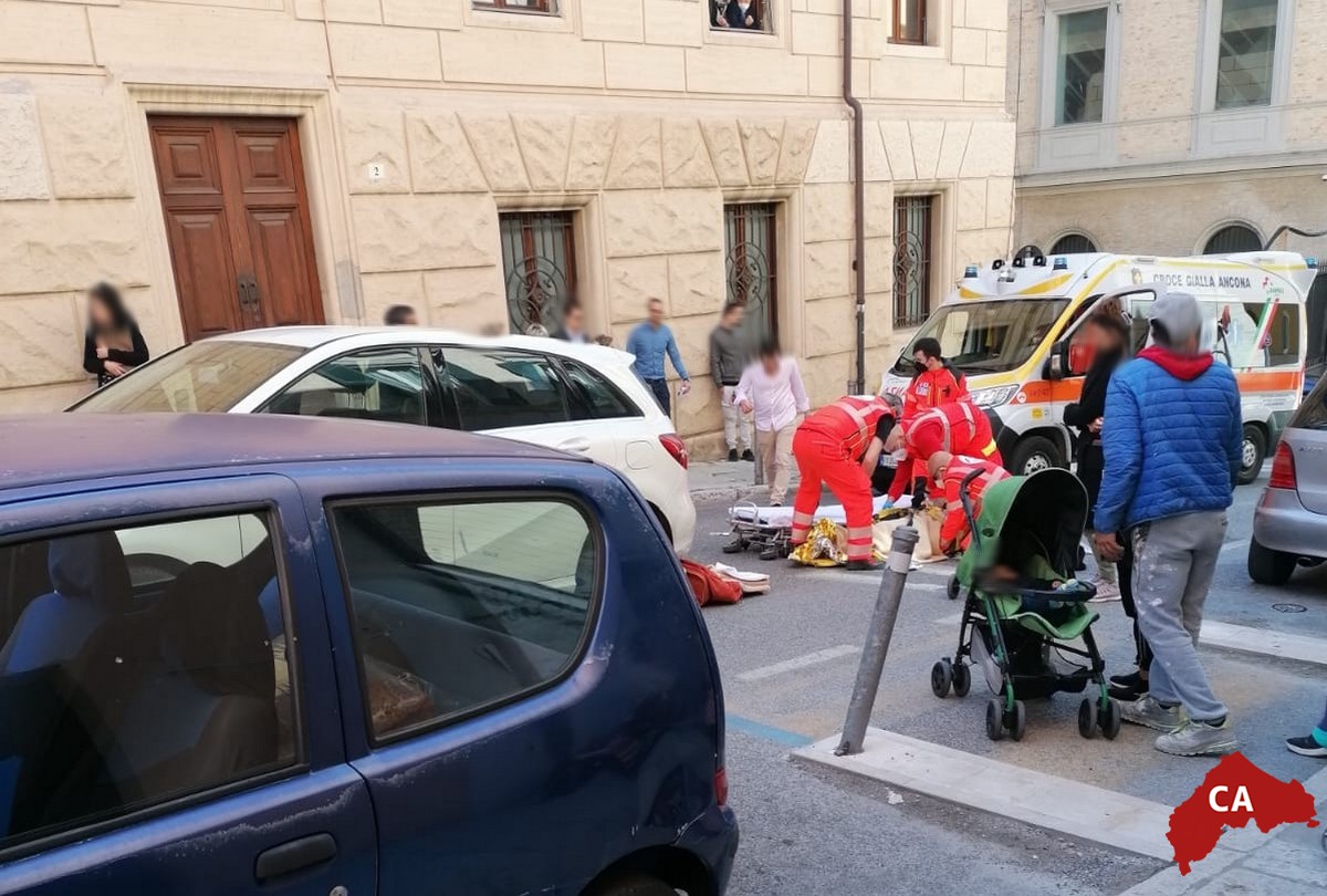 Fa retromarcia e investe due anziane: 80enne gravissima