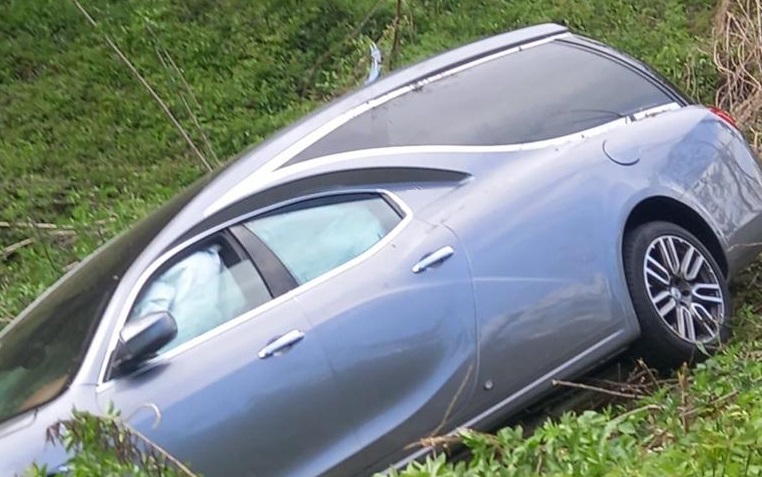 Carro funebre (con feretro) finisce fuori strada