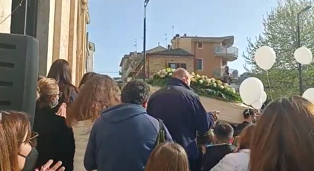 Lo straziante addio a Pamela, ultimo atto di una tragedia che non si deve più ripetere <span> (Video)