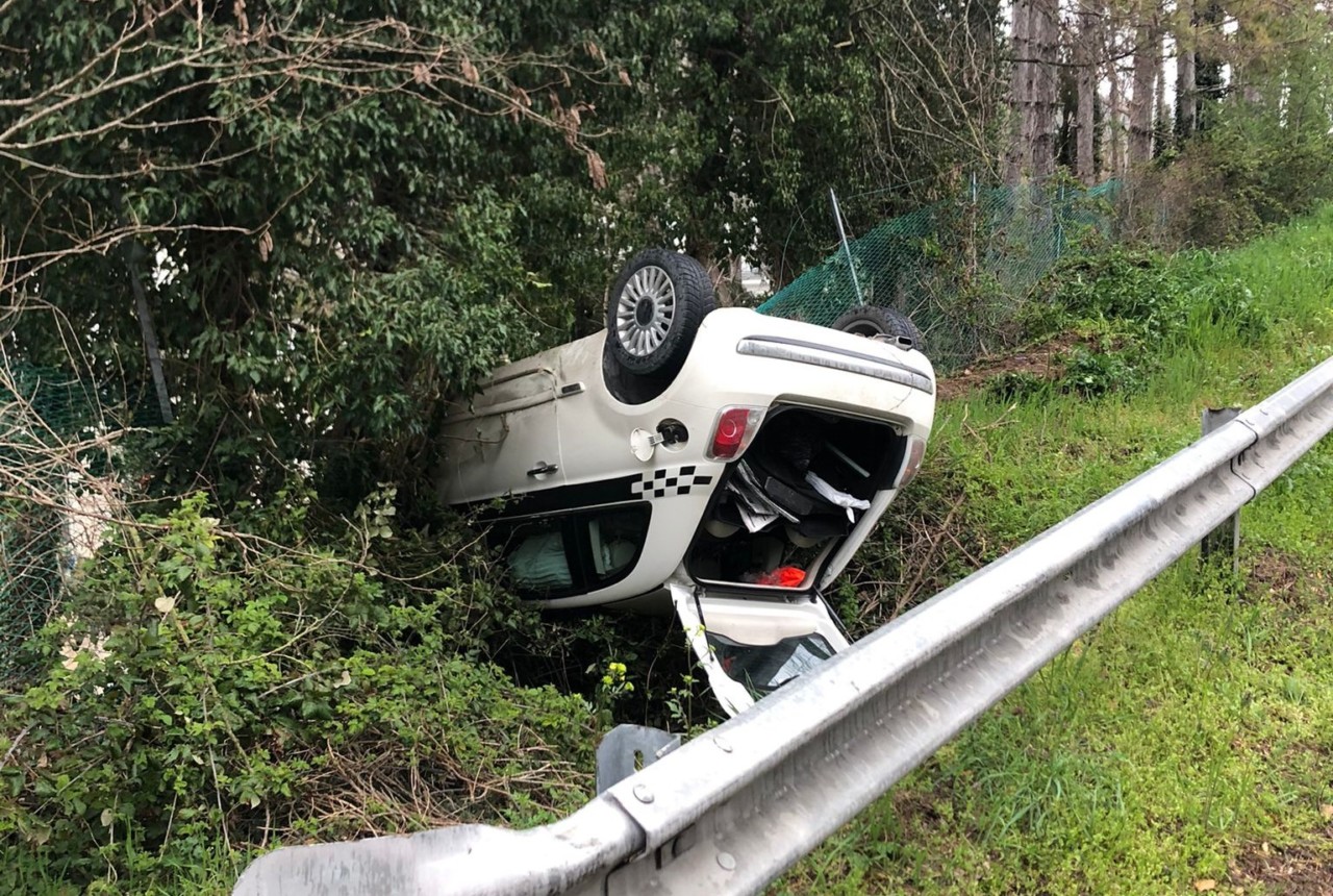 Auto scavalca il guard rail e si ribalta sulla Valdaso: paura per una ragazza Auto scavalca il guard rail e si ribalta sulla Valdaso: paura per una ragazza