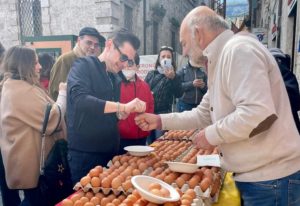 Pasquetta ascolana tra bancarelle, calcio e… scuccetta <span> (Foto e video)