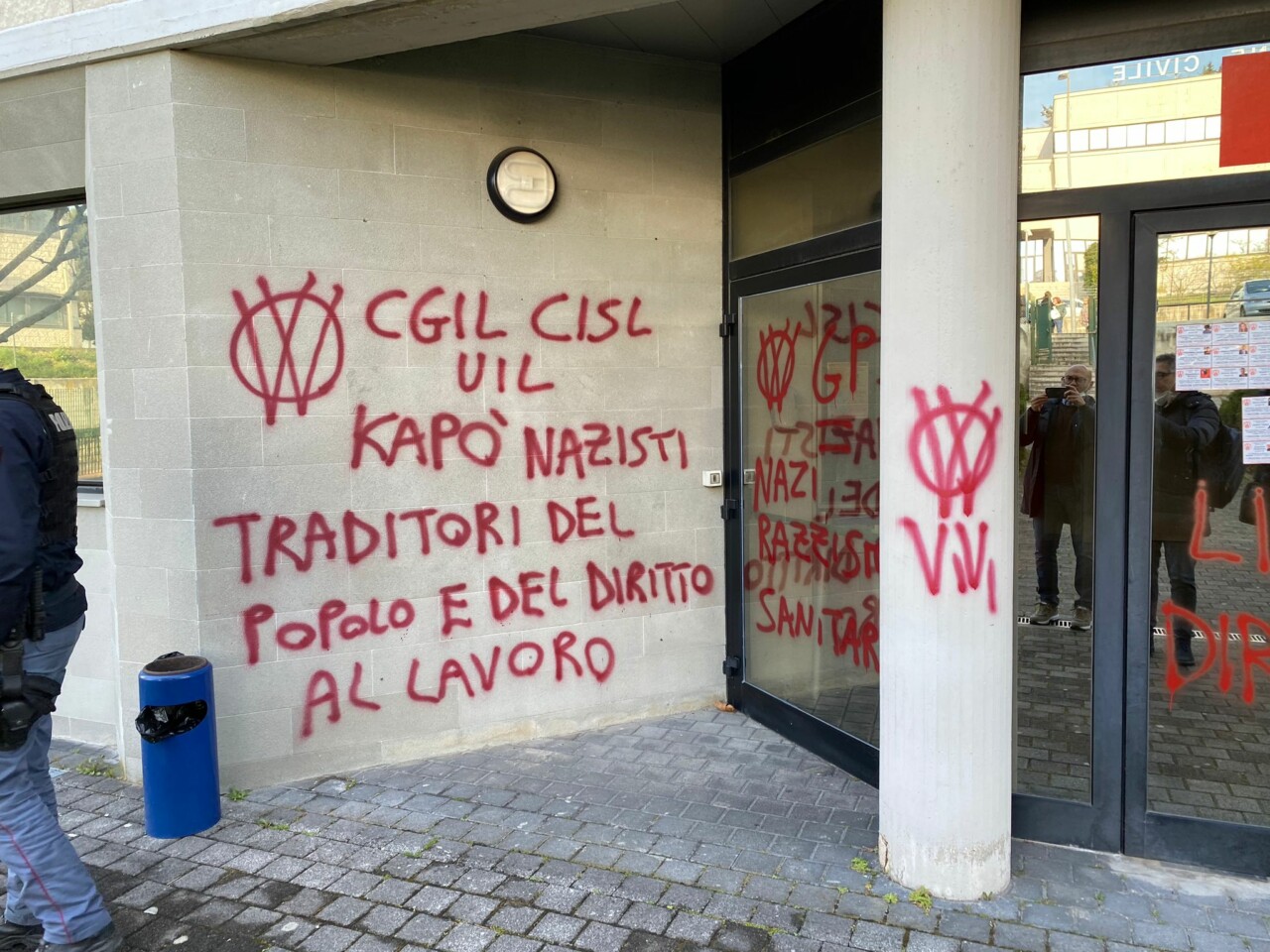 “Cgil, Cisl e Uil kapo nazisti”: attacco alla sede del sindacato e scritte no vax