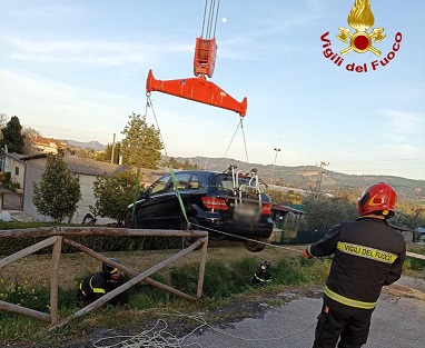 Auto nel fossato, arrivano i Vigili del fuoco e la recuperano
