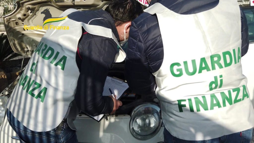“Taroccano” i contachilometri per rendere le auto più appetibili: nei guai 3 rivenditori <span> (Video) </span>