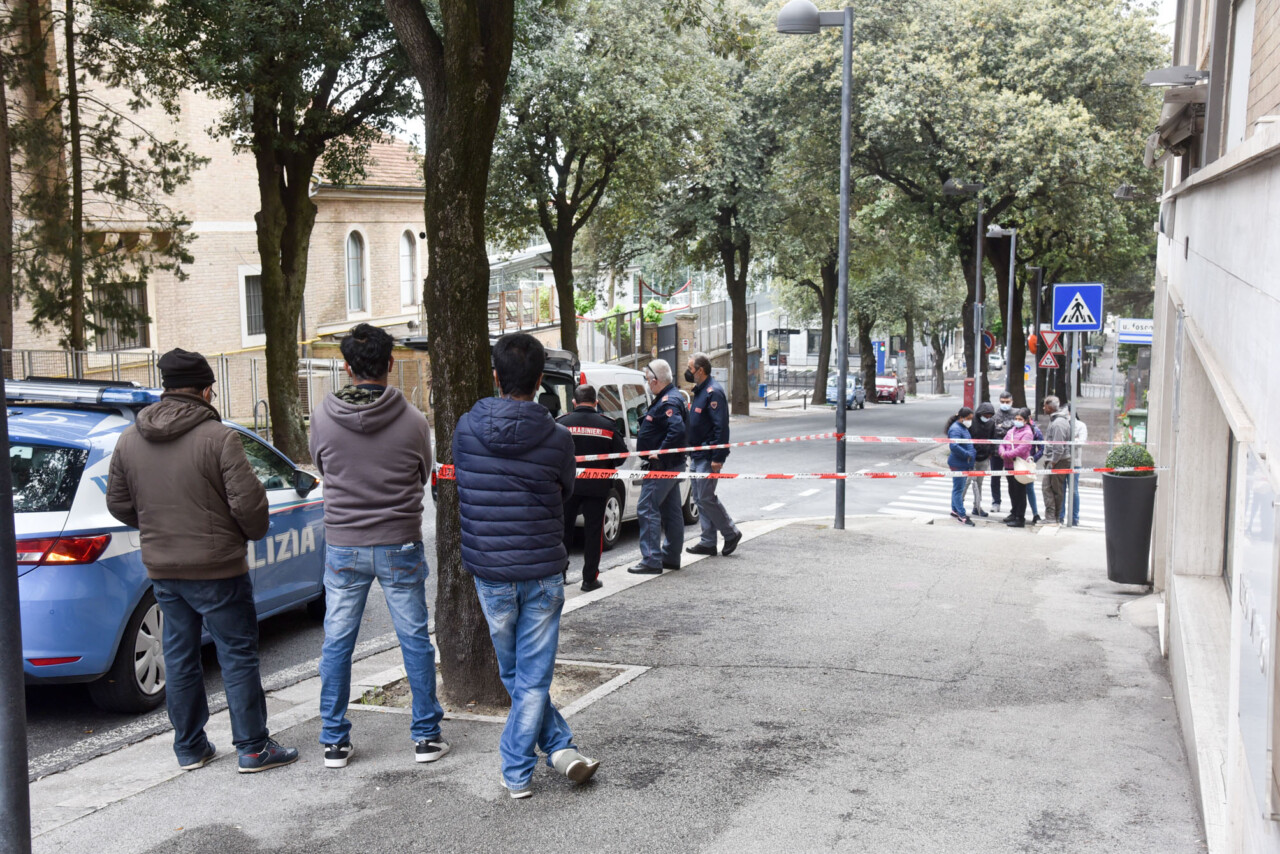 La bimba lanciata nel vuoto dalla madre: la donna in stato di fermo, piantonata in ospedale (Le foto)