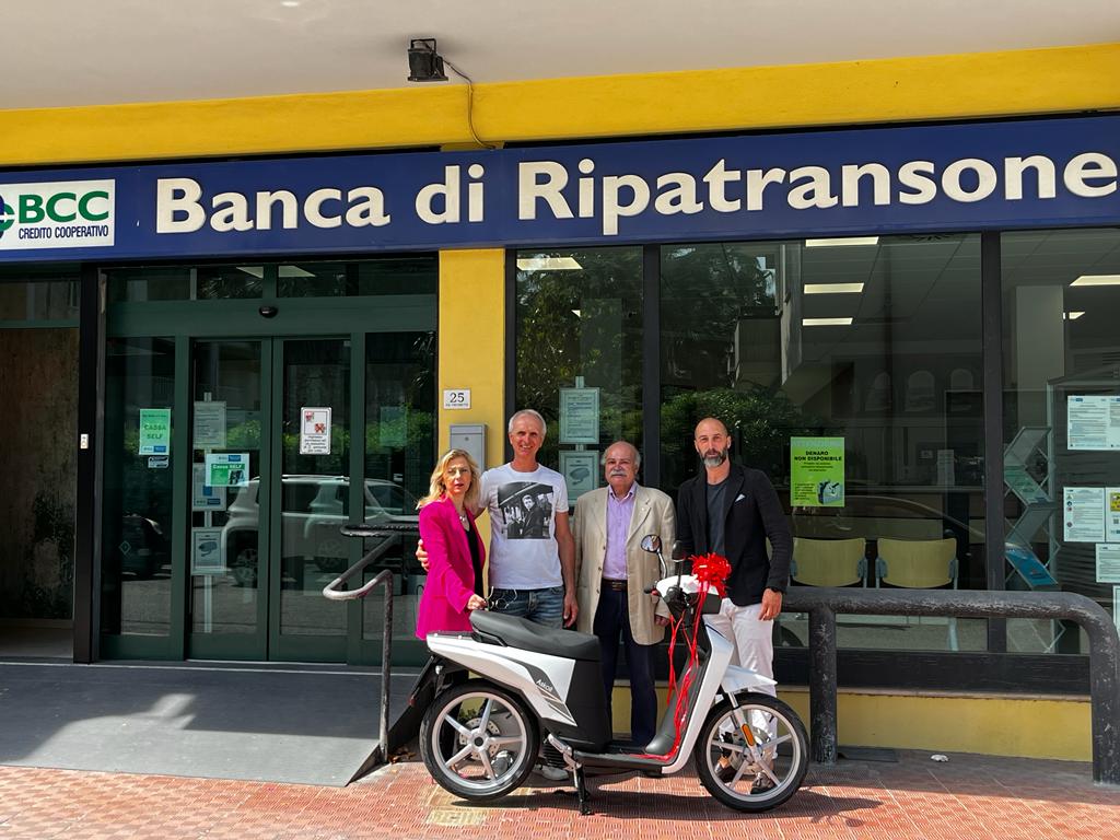 Cliente di Grottammare vince lo scooter del concorso CartaBCCeGO Cliente di Grottammare vince lo scooter del concorso CartaBCCeGO