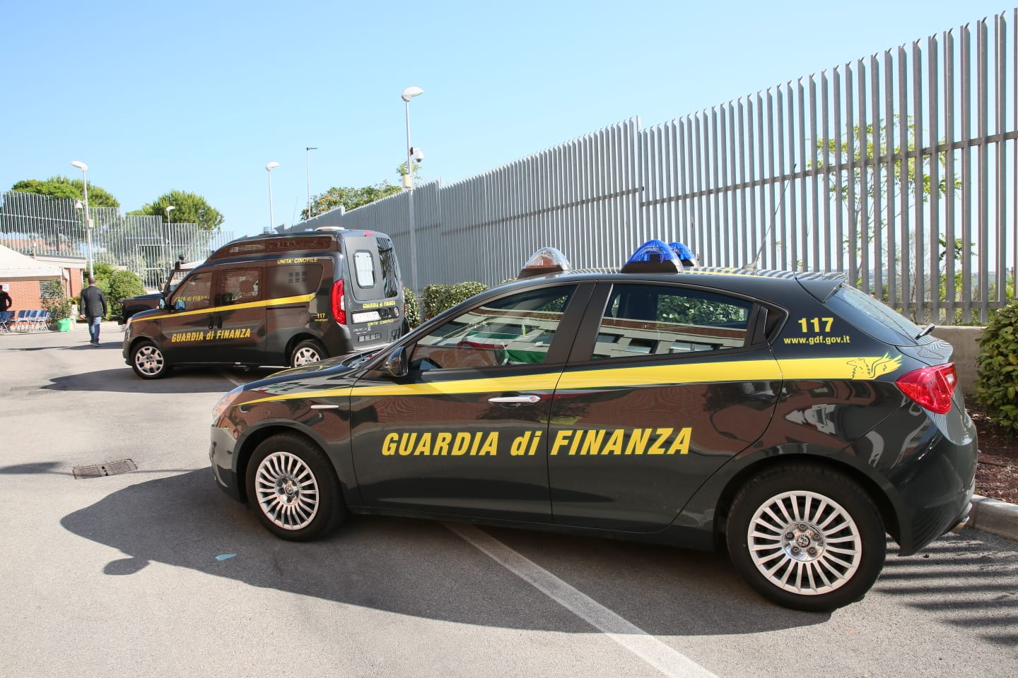 La Finanza sequestra un chilo di droga: 27.000 euro sottratti agli spacciatori, 5 denunce, 19 segnalazioni