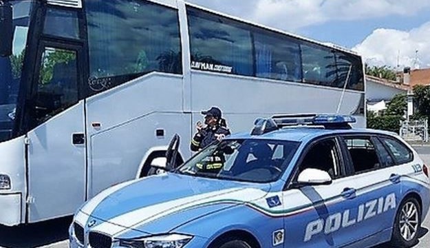Deve portare gli studenti in gita: autista trovato positivo all’etilometro