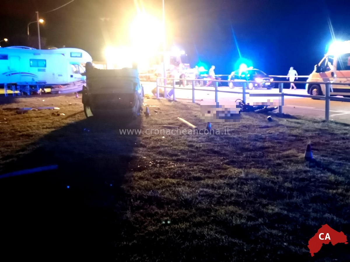 Sbanda con l’auto: travolti e uccisi due ciclisti sul lungomare (Le foto)