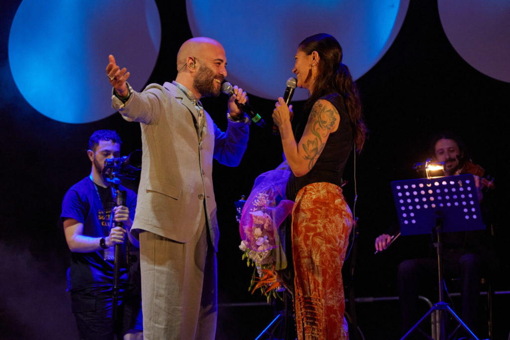 Sorpresa al Memorial “Troiani”, con Elisa e Dardust c’è Giuliano dei Negramaro: la piazza splende di musica e solidarietà <span> (Foto e video) </span>