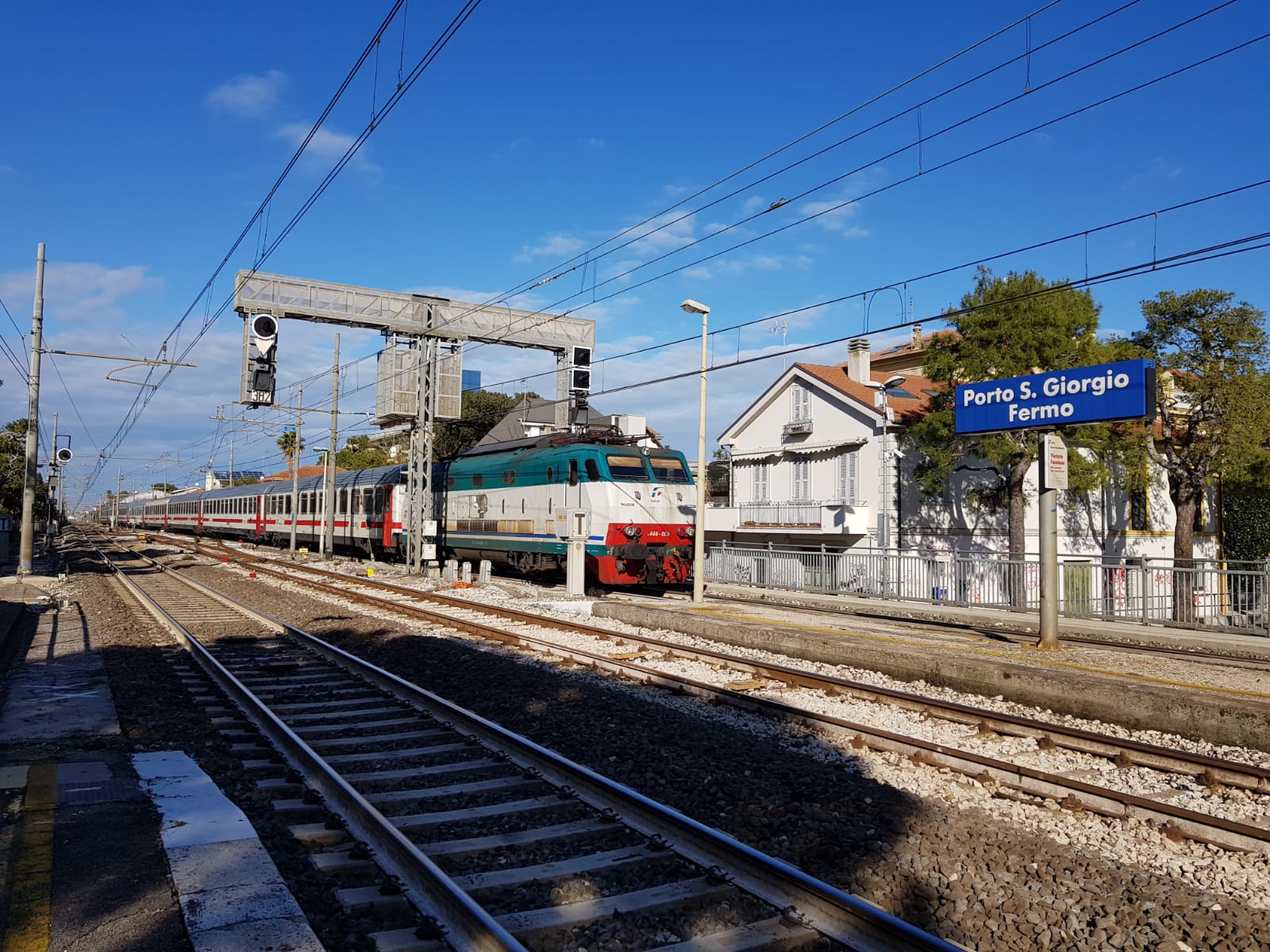 Scosse di terremoto, Rfi sospende il traffico ferroviario “in via precauzionale”