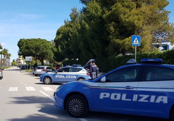 Armato di forbici, aggredisce i poliziotti con una testata e un morso: 30enne arrestato