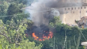 Fiamme a Campo Parignano: Vigili del fuoco in azione <span> (Foto e video)