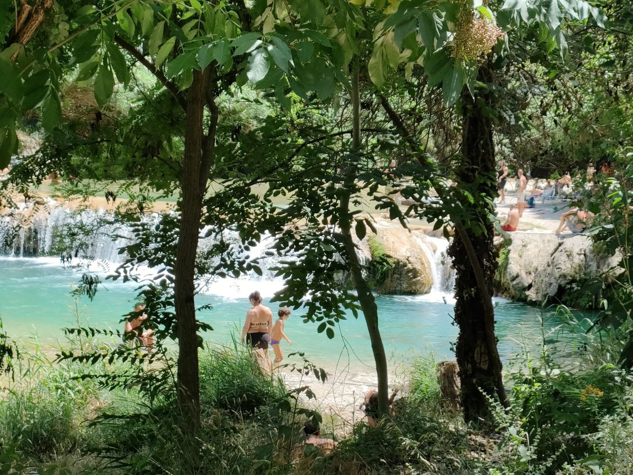 Spiaggetta sul Castellano, i Vigili del fuoco hanno tratto in salvo tre persone in difficoltà