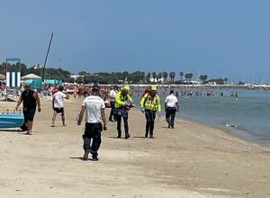 Turista 80enne rischia di annegare, i bagnini la recuperano priva di sensi: arriva anche “Icaro” <span> (Video e foto)