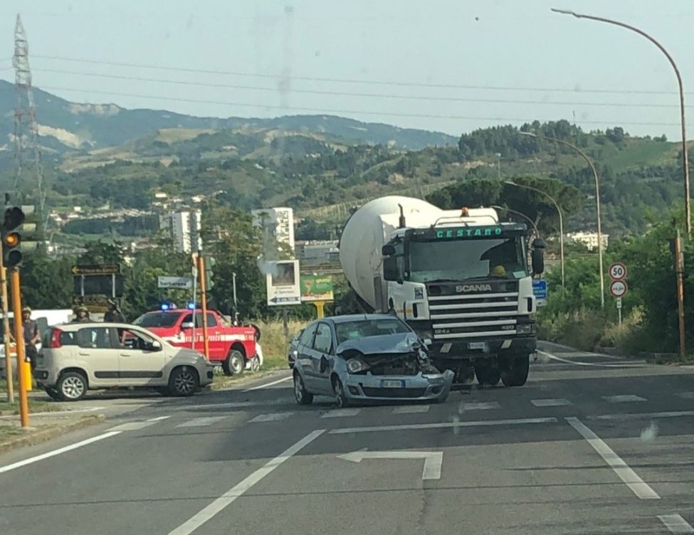 Guasto al semaforo, fioccano gli incidenti Terrani: «Tempi lunghi per i ricambi, serve una rotatoria» Guasto al semaforo, fioccano gli incidenti Terrani: «Tempi lunghi per i ricambi, serve una rotatoria»